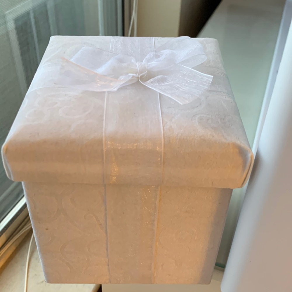 ***CLEARANCE*** White velvet gift box with ribbon bow